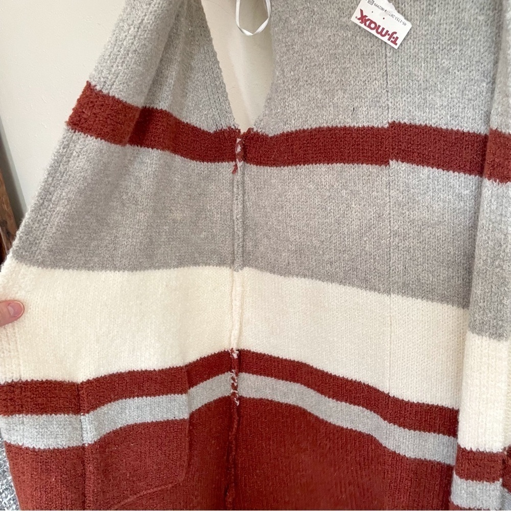 Max Studio | Cozy Fall Hooded Wool Blend Sleeveless Sweater - Picture 5 of 9